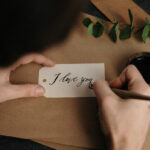 Oração para proteger o relacionamento amoroso: escolha a melhor pra você e seu amado! oração para proteger o relacionamento (amoroso) mão escrevendo bilhete i love you