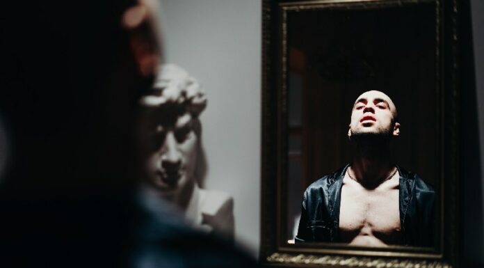 Socorro! Eu me relaciono com uma pessoa narcisista! Pessoa narcisista