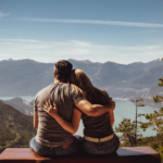 Simpatia para afastar inveja do relacionamento: veja como se proteger simpatia para afastar inveja do relacionamento casal sentado