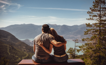 Simpatia para afastar inveja do relacionamento: veja como se proteger simpatia para afastar inveja do relacionamento casal sentado