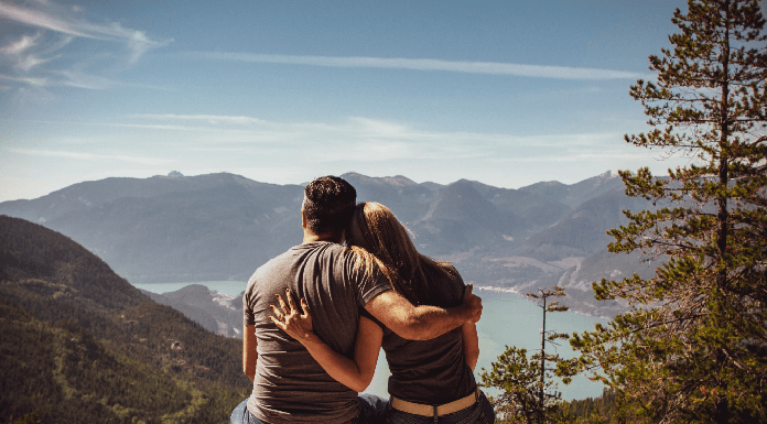 Simpatia para afastar inveja do relacionamento: veja como se proteger simpatia para afastar inveja do relacionamento casal sentado