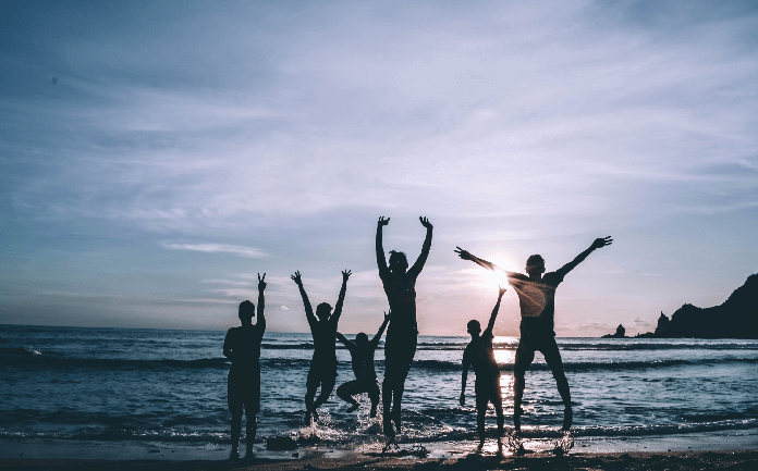 simpatia para amizade amigos na praia pulando