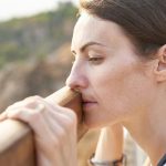 Chega de se sentir sufocado – saiba como resolver! Mulher indignada na porteira