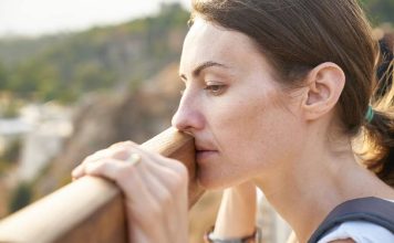 Chega de se sentir sufocado – saiba como resolver! Mulher indignada na porteira