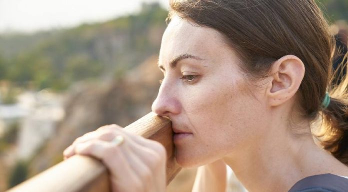 Chega de se sentir sufocado – saiba como resolver! Mulher indignada na porteira