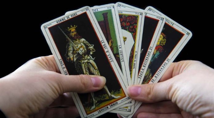 Quer saber como aprender a jogar Tarot? Se liga nas dicas!😉 como aprender a jogar tarot
