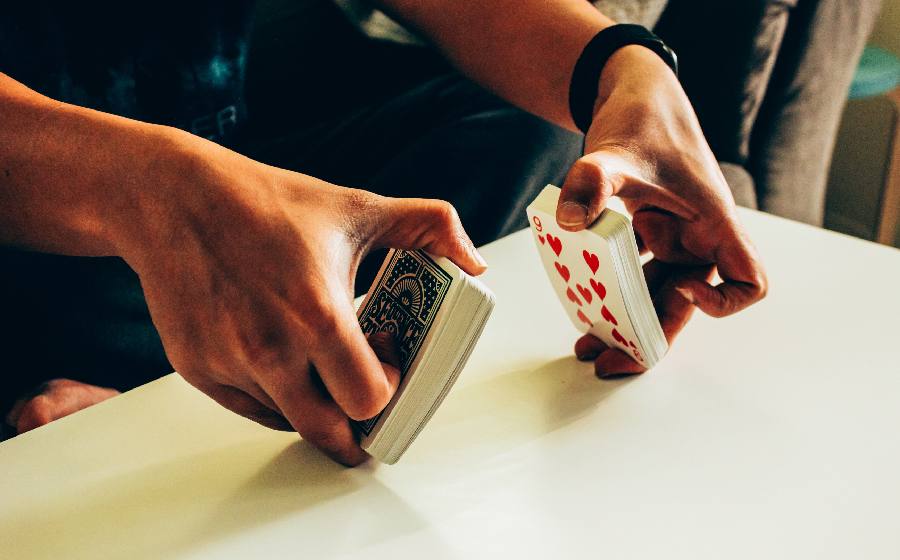 Quer aprender a ler tarô? Veja como interpretar as cartas para si