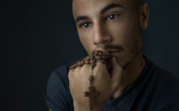 Oração quântica: Ultrapassando as barreiras da humanidade Oração quântica