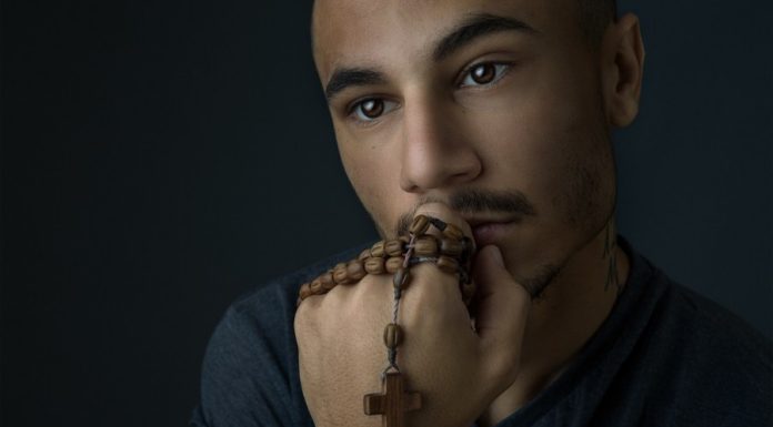 Oração quântica: Ultrapassando as barreiras da humanidade Oração quântica