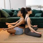 Entenda a sororidade e saiba como ela pode melhorar o nosso mundo Yoga para iniciantes