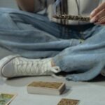 Como limpar Baralho Cigano: mantenha as energias positivas Uma dúvida comum entre os amantes dos oráculos é como limpar Baralho Cigano. Se você também tem essa dúvida, continue comigo.