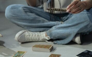 Como limpar Baralho Cigano: mantenha as energias positivas Uma dúvida comum entre os amantes dos oráculos é como limpar Baralho Cigano. Se você também tem essa dúvida, continue comigo.