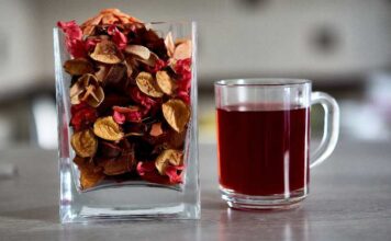 Conheça os diferentes usos para o chá de hibisco Chá de hibisco