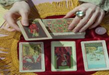 Descubra o Autoconhecimento através do Tarot, pela especialista Klarah
