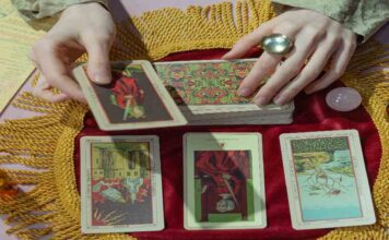 Descubra o Autoconhecimento através do Tarot, pela especialista Klarah