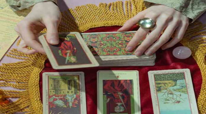 Descubra o Autoconhecimento através do Tarot, pela especialista Klarah