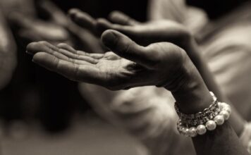 Qual o significado de louvor para as religiões? Significado de louvor