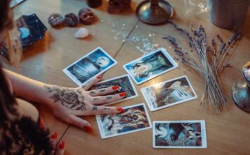 Como o Tarot no Amor pode te ajudar a encontrar a felicidade Tarot