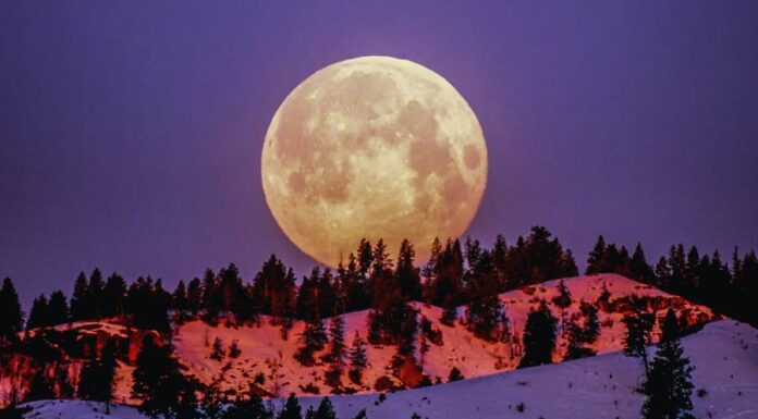 Super Lua 2023: Renovações, Passagem e Autoconhecimento Super lua sob uma montanha em frente a um céu arroxeado