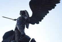 O anjo regente de 2024: Arcanjo Miguel e as energias do ano Anjo regente 2024