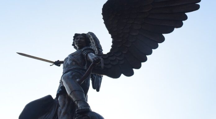 O anjo regente de 2024: Arcanjo Miguel e as energias do ano Anjo regente 2024