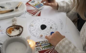 Como o autoconhecimento pode nascer do tarot e da astrologia? Por Tatiana Marinho Mandala Astrológica