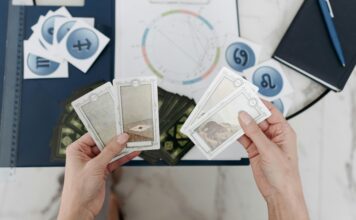 Como o Tarot do amor e a Astrologia podem transformar relacionamentos complicados? Por Tatiana Marinho