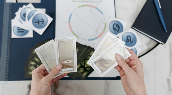 Como o Tarot do amor e a Astrologia podem transformar relacionamentos complicados? Por Tatiana Marinho