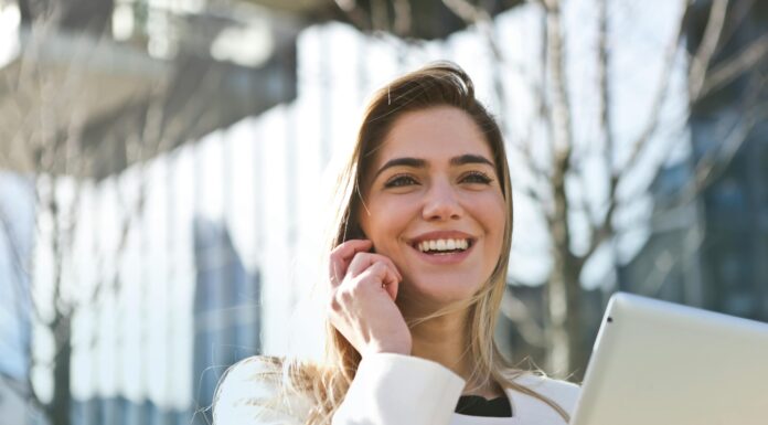 A influência de Mercúrio em Virgem: análise detalhista e comunicação eficaz, por Deborah de Obá sorriso, confiança, boa comunicação