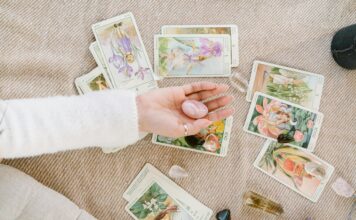 Tarot do sim ou não: respostas rápidas para suas dúvidas, pela consultora Simone Tarot