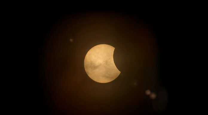 Eclipse Lunar, Super Lua e Lua Cheia em Peixes: Oportunidade de Transformação Pessoal, por Deborah de Obá