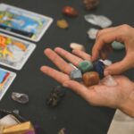 Como fazer uma limpeza energética poderosa com ajuda do Tarot? Pela consultora Simone Limpeza energética