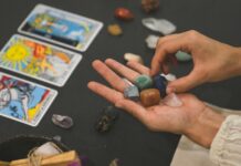 Como fazer uma limpeza energética poderosa com ajuda do Tarot? Pela consultora Simone Limpeza energética