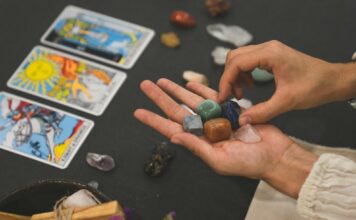 Como fazer uma limpeza energética poderosa com ajuda do Tarot? Pela consultora Simone Limpeza energética