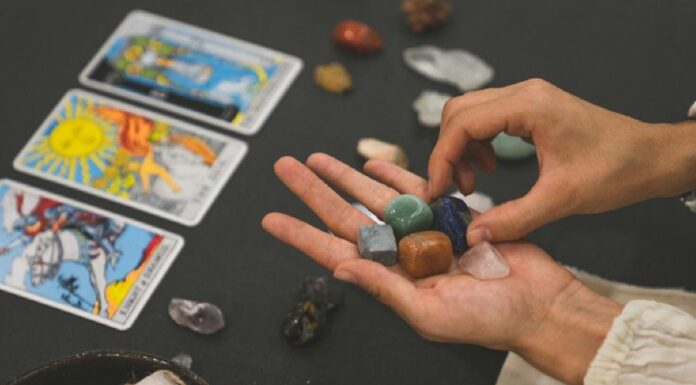 Como fazer uma limpeza energética poderosa com ajuda do Tarot? Pela consultora Simone Limpeza energética