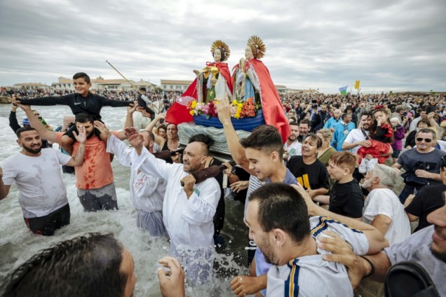 Imagem da procissão em homenagem a Santa Sara Kali em Saintes Maries de la Mer
