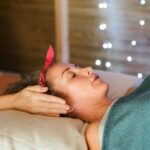 Tipos de terapia: descubra qual abordagem combina melhor com você Imagem de um tratamento de Reiki