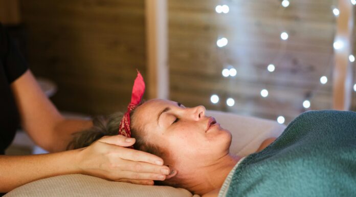 Tipos de terapia: descubra qual abordagem combina melhor com você Imagem de um tratamento de Reiki