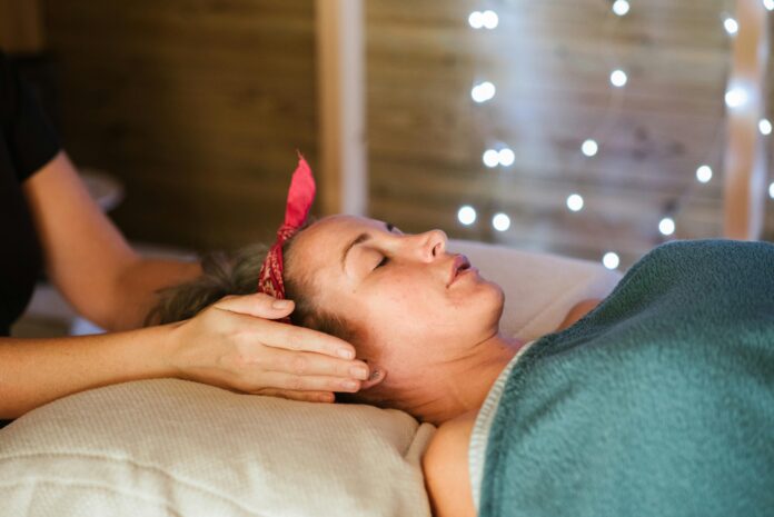 Imagem de um tratamento de Reiki