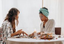 Terapia holística: compreenda essa abordagem integrativa para o bem-estar Imagem de uma consulta terapêutica mística