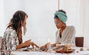 Terapia holística: compreenda essa abordagem integrativa para o bem-estar Imagem de uma consulta terapêutica mística