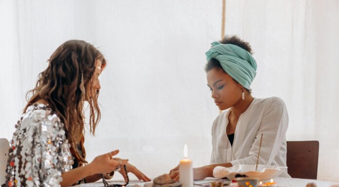 Terapia holística: compreenda essa abordagem integrativa para o bem-estar Imagem de uma consulta terapêutica mística