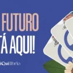 Tarot Online Grátis – Jogo das 3 cartas do Tarot de Marselha Três cartas, algumas flores, fundo azul e os dizeres "Seu futuro está aqui!" + logo iQuilibrio