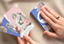 O que esperar da sua primeira consulta de Tarot online A imagem mostra as mãos de alguém manipulando um Tarot com o tema da iQuilibrio