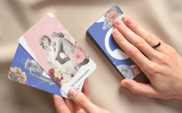 O que esperar da sua primeira consulta de Tarot online A imagem mostra as mãos de alguém manipulando um Tarot com o tema da iQuilibrio