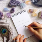 Número da Alma: o que dizem os números sobre sua essência Pessoa calculando o número da alma em um bloco de papel