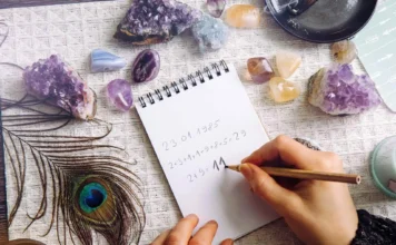 Número da Alma: o que dizem os números sobre sua essência Pessoa calculando o número da alma em um bloco de papel