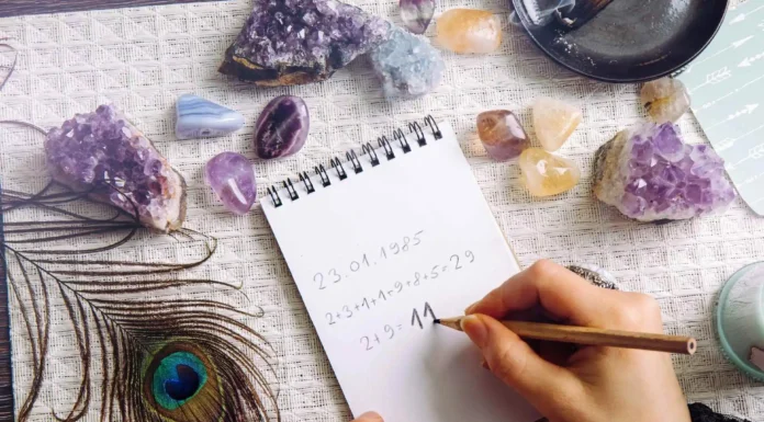 Número da Alma: o que dizem os números sobre sua essência Pessoa calculando o número da alma em um bloco de papel