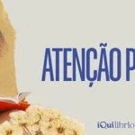 Conheça os benefícios da Atenção Plena para sua saúde física e mental Mulher sorridente, lendo, em composição com flores. Logo da iQui + ATENÇÃO PLENA