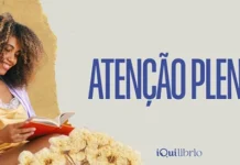 Conheça os benefícios da Atenção Plena para sua saúde física e mental Mulher sorridente, lendo, em composição com flores. Logo da iQui + ATENÇÃO PLENA